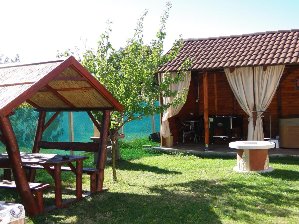Vadrozsa Vendeghaz-Apartman Demjen Exterior photo